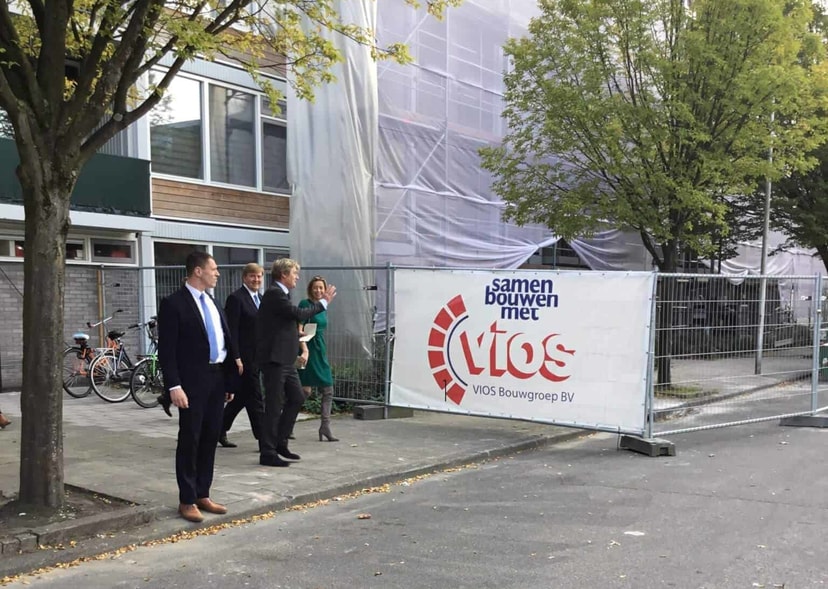 vios-bouw-koning-bezoekt-project